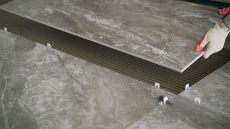 Pose du carrelage : les &eacute;tapes cl&eacute;s pour un r&eacute;sultat durable